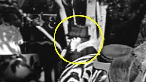 سمعک آنالوگ زیمنس در پشت صحنه ی یکی از فیلم های چارلی چاپلین که استفاده کننده ی آن از جلوی دوربین در حال ضبط رد می شود.