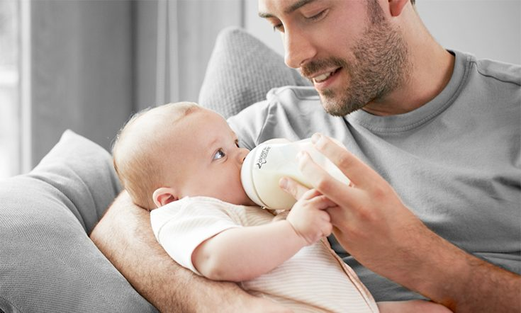 نمایی از وضعیت شیردهی درست برای جلوگیری از ورود شیر به داخل گوش میانی از طریق لوله‌ی استاش. 